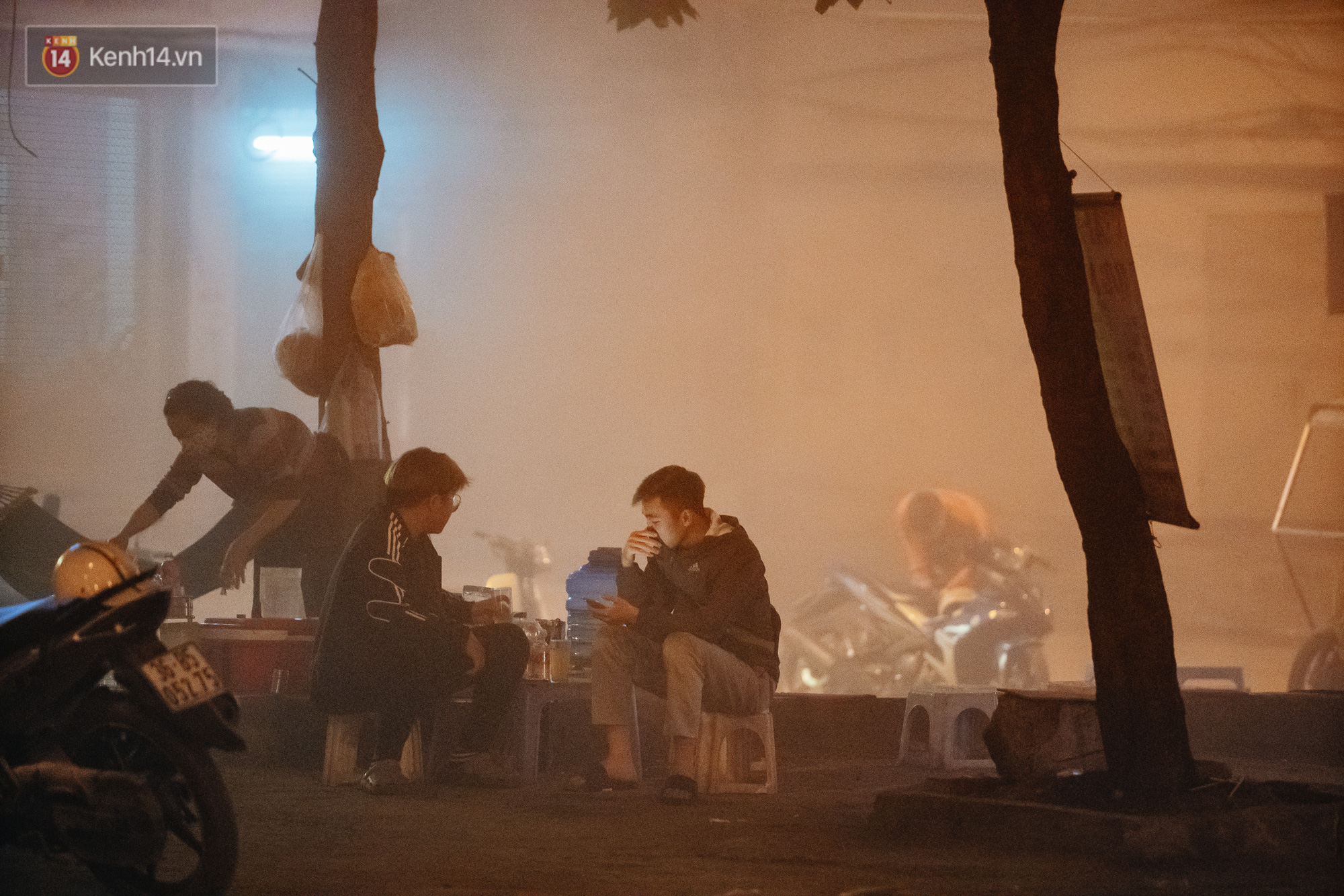 Hà Nội có lẽ bụi nhất về đêm: Nhóm công nhân sửa đường thổi bụi thẳng vào mặt người dân - Ảnh 10.