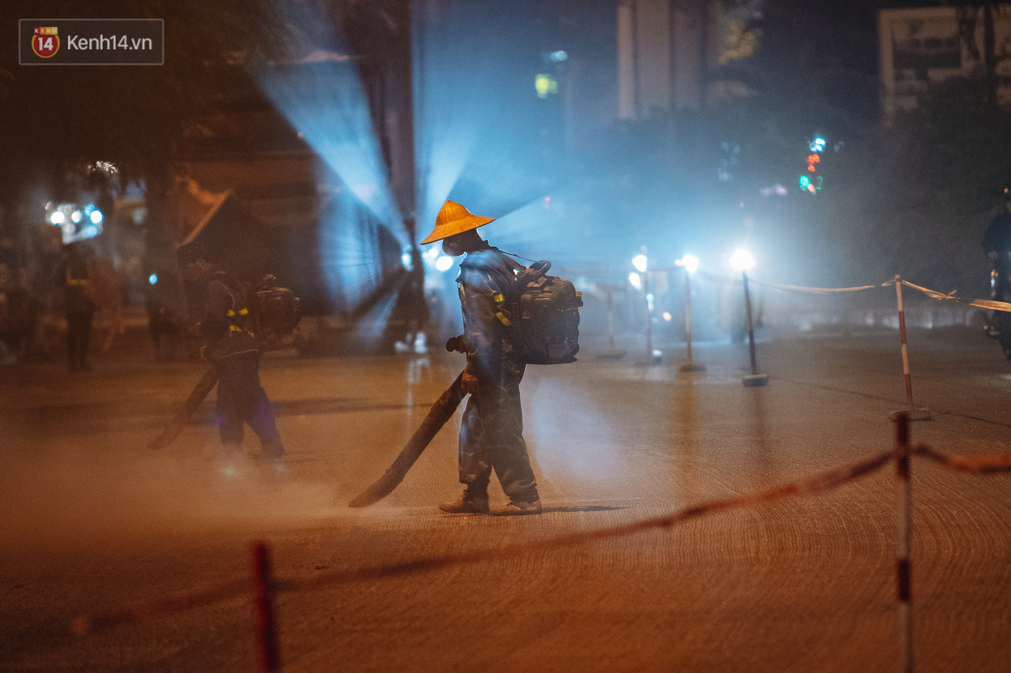 Hà Nội có lẽ bụi nhất về đêm: Nhóm công nhân sửa đường thổi bụi thẳng vào mặt người dân - Ảnh 3.