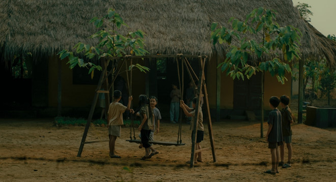 Review "Mắt Biếc":  Phim hay nhất của Victor Vũ, Trần Nghĩa - Tr&uacute;c Anh lấy nước mắt kh&aacute;n giả khi mang Ngạn v&agrave; H&agrave; Lan ra đời thực th&agrave;nh c&ocirc;ng - Ảnh 4.