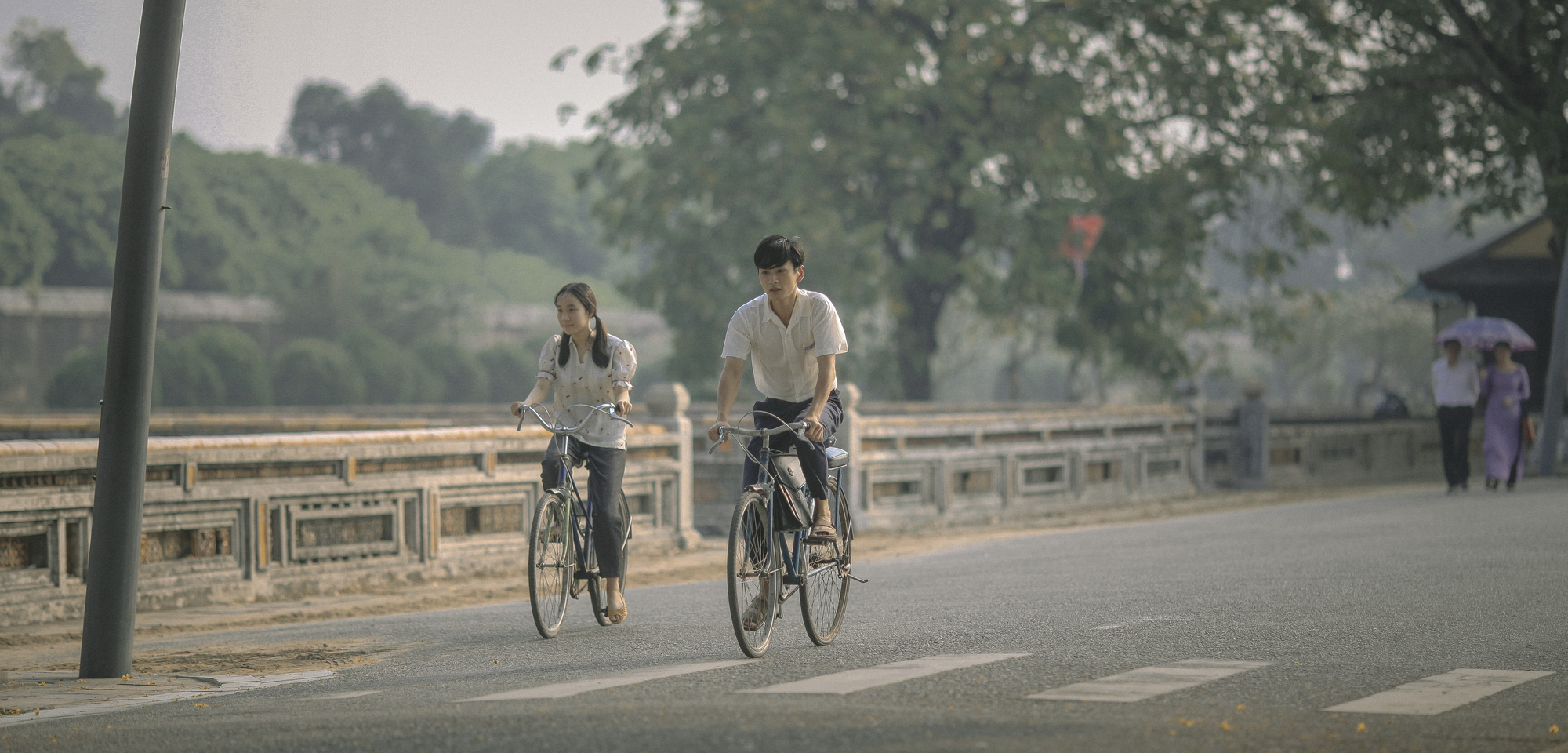 Review "Mắt Biếc":  Phim hay nhất của Victor Vũ, Trần Nghĩa - Tr&uacute;c Anh lấy nước mắt kh&aacute;n giả khi mang Ngạn v&agrave; H&agrave; Lan ra đời thực th&agrave;nh c&ocirc;ng - Ảnh 5.