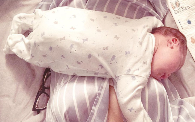 Lan Khuê thoải mái khoe con trai ngủ dáng khó, nhưng các mẹ có biết đây là tư thế nằm vô cùng nguy hiểm ở trẻ sơ sinh - Ảnh 1.
