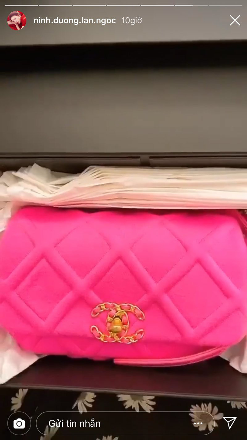 Bạn có thể đựng gì trong chiếc túi xách nữ Chanel Flap Bag size maxi