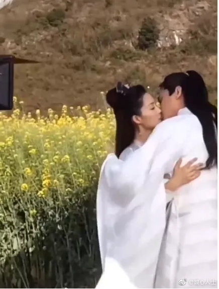 "Khánh Dư Niên": Bỏ rơi vợ đẹp Đường Nghệ Hân, Trương Nhược Quân khóa môi "Hàm Hương" Lý Thấm - Ảnh 4. "Khánh Dư Niên": Bỏ rơi vợ đẹp Đường Nghệ Hân, Trương Nhược Quân khóa môi "Hàm Hương" Lý Thấm - Ảnh 4.