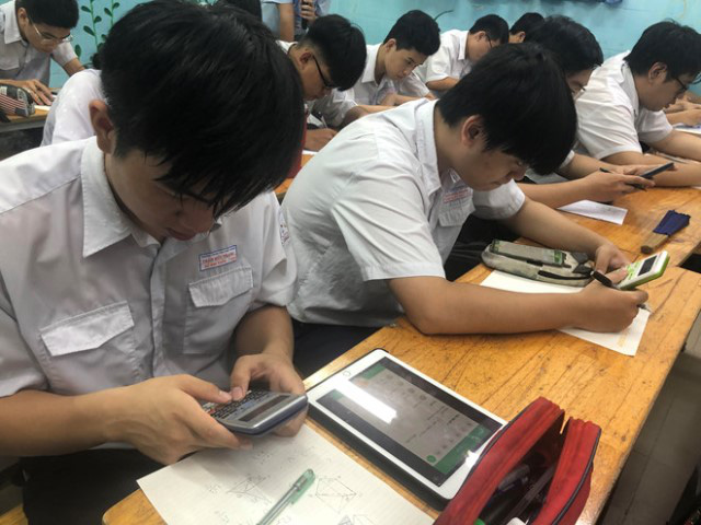 Sửa đi sửa lại đáp án vẫn phải ghi chú 2 câu chú thích trong bài kiểm tra, nam sinh bị mắng vốn: Biểu hiện của sự lươn lẹo - Ảnh 3. Sửa đi sửa lại đáp án vẫn phải ghi chú 2 câu chú thích trong bài kiểm tra, nam sinh bị mắng vốn: Biểu hiện của sự lươn lẹo - Ảnh 3.