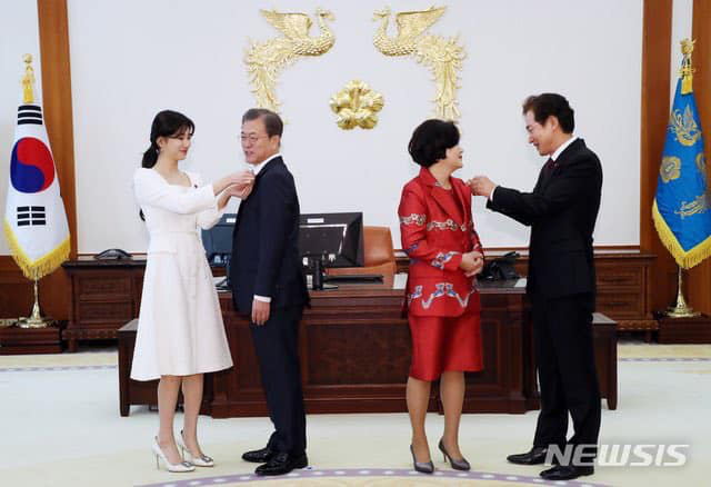 &quot;Tình đầu quốc dân&quot; Suzy không chỉ xuất hiện cực xinh đẹp ở Nhà Xanh mà còn được tận tay làm hành động này với Tổng thống Hàn Quốc - Ảnh 6.