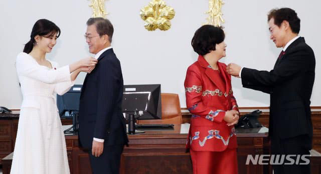 &quot;Tình đầu quốc dân&quot; Suzy không chỉ xuất hiện cực xinh đẹp ở Nhà Xanh mà còn được tận tay làm hành động này với Tổng thống Hàn Quốc - Ảnh 7.