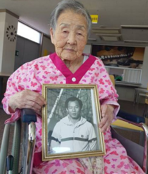 HLV Park Hang Seo xúc động đến rơi nước mắt khi gặp lại mẹ già 97 tuổi ở quê nhà - Ảnh 3.