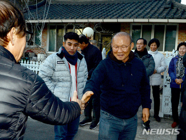 HLV Park Hang Seo xúc động đến rơi nước mắt khi gặp lại mẹ già 97 tuổi ở quê nhà - Ảnh 4.