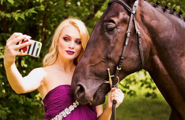 Cô gái kết hôn hợp pháp với ngựa tạo làn sóng cưới thú cưng tại Thuỵ Điển - Ảnh 1.
