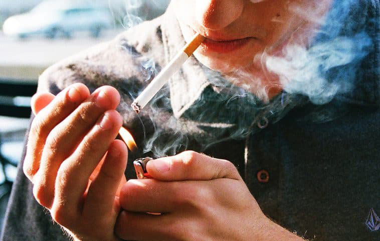 WHO: Lần đầu tiên trong lịch sử, số lượng người hút thuốc lá sụt giảm - Ảnh 3.