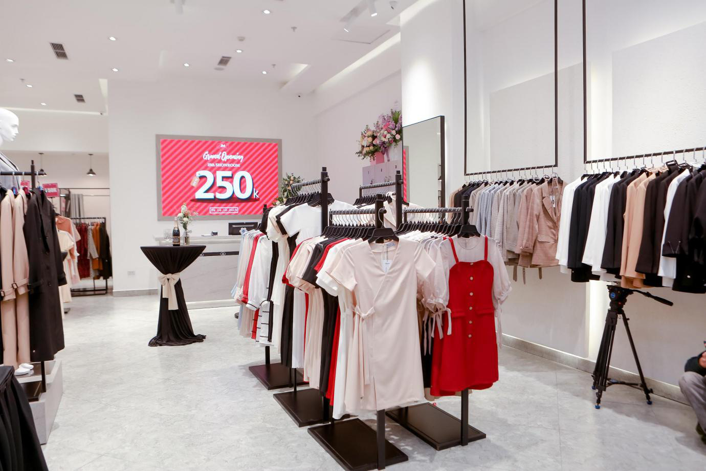 Ra mắt cơ sở JM thứ 25 quy tụ d&agrave;n hot girl nổi tiếng - Ảnh 3.