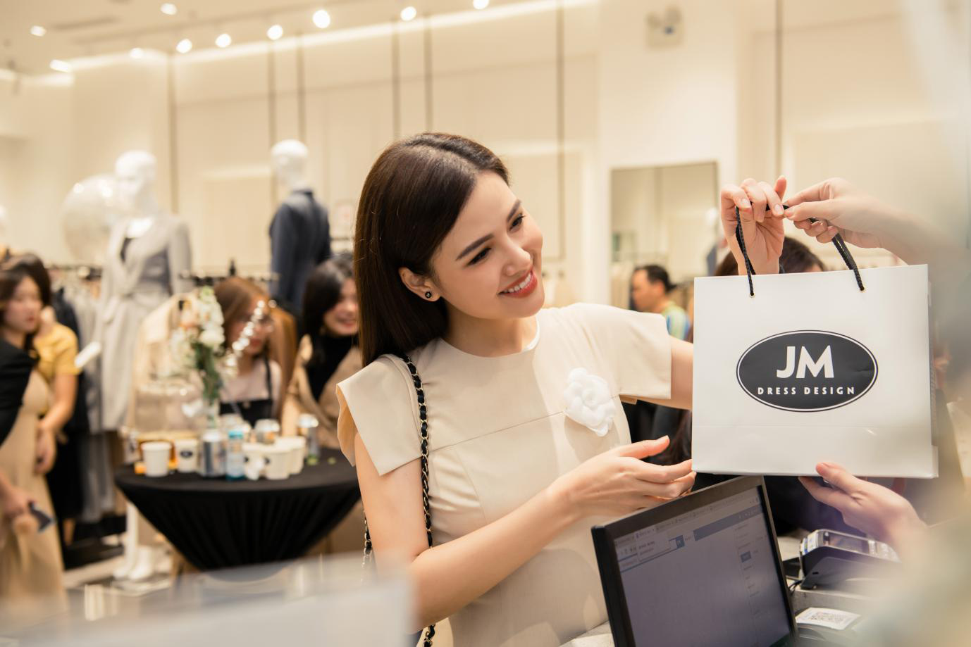 Ra mắt cơ sở JM thứ 25 quy tụ d&agrave;n hot girl nổi tiếng - Ảnh 8.