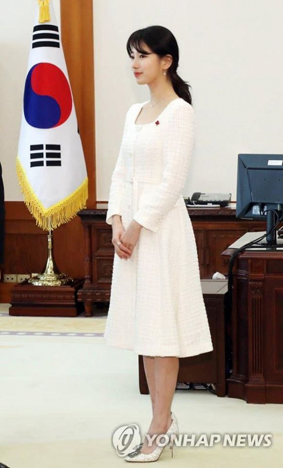&quot;Tình đầu quốc dân&quot; Suzy không chỉ xuất hiện cực xinh đẹp ở Nhà Xanh mà còn được tận tay làm hành động này với Tổng thống Hàn Quốc - Ảnh 4.