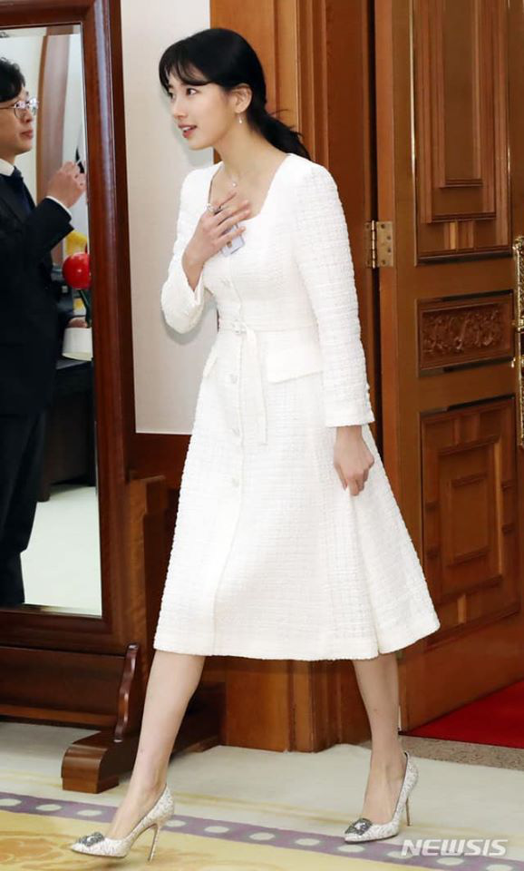 &quot;Tình đầu quốc dân&quot; Suzy không chỉ xuất hiện cực xinh đẹp ở Nhà Xanh mà còn được tận tay làm hành động này với Tổng thống Hàn Quốc - Ảnh 3.