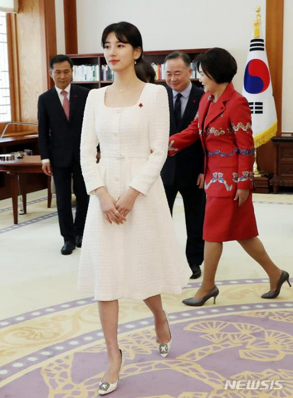 &quot;Tình đầu quốc dân&quot; Suzy không chỉ xuất hiện cực xinh đẹp ở Nhà Xanh mà còn được tận tay làm hành động này với Tổng thống Hàn Quốc - Ảnh 2.