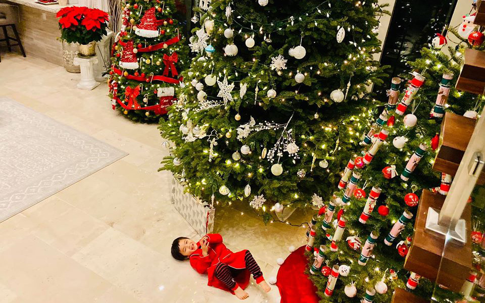 Bé Thiên Từ con trai Đan Trường mệt nhoài vì trang trí tận 5 cây thông Noel, nhìn biệt thự mà tưởng trung tâm thương mại
