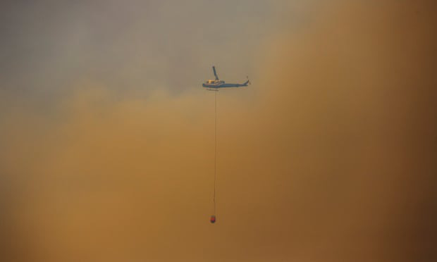 Thảm họa cháy rừng lớn nhất lịch sử Úc: Nhà hát Opera Sydney khuất sau khói mù, 2 người bố thiệt mạng khi tình nguyện dập lửa khiến cả nước xót thương - Ảnh 4.