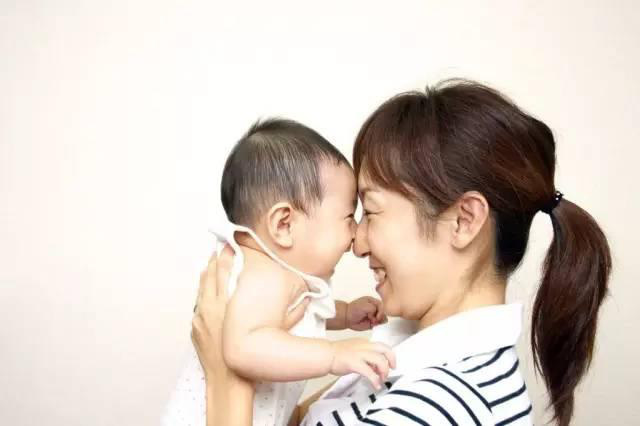Đi làm về thấy con gái lăn lóc chơi một mình, bà mẹ trẻ ra quyết định cuối cùng ngay khi nghe thấy lời đáp trả của chồng: &quot;Nó là con gái, phải chịu&quot; - Ảnh 2.