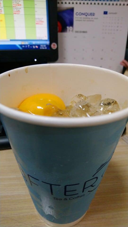 Order cà phê trứng thơm ngon, cô gái trẻ nhận về cốc cà phê đá nguyên lòng đỏ trứng sống - Ảnh 3.