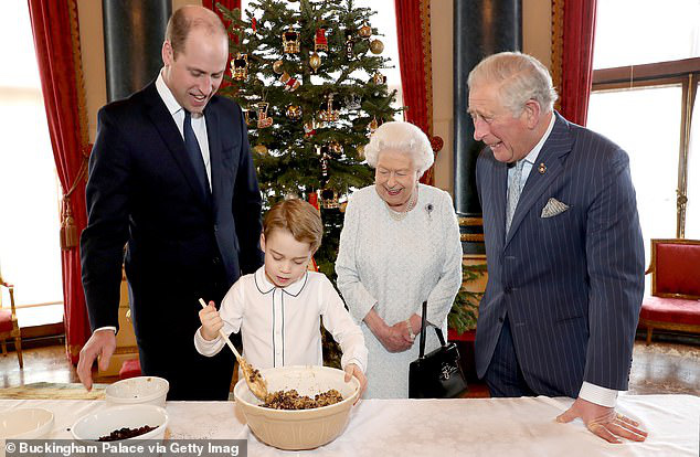 Lần đầu tiên Nữ hoàng Anh cùng 3 thế hệ thừa kế ngai vàng xuất hiện bên nhau, tâm điểm chủ ý là Hoàng tử George khác lạ so với ngày thường  - Ảnh 1.