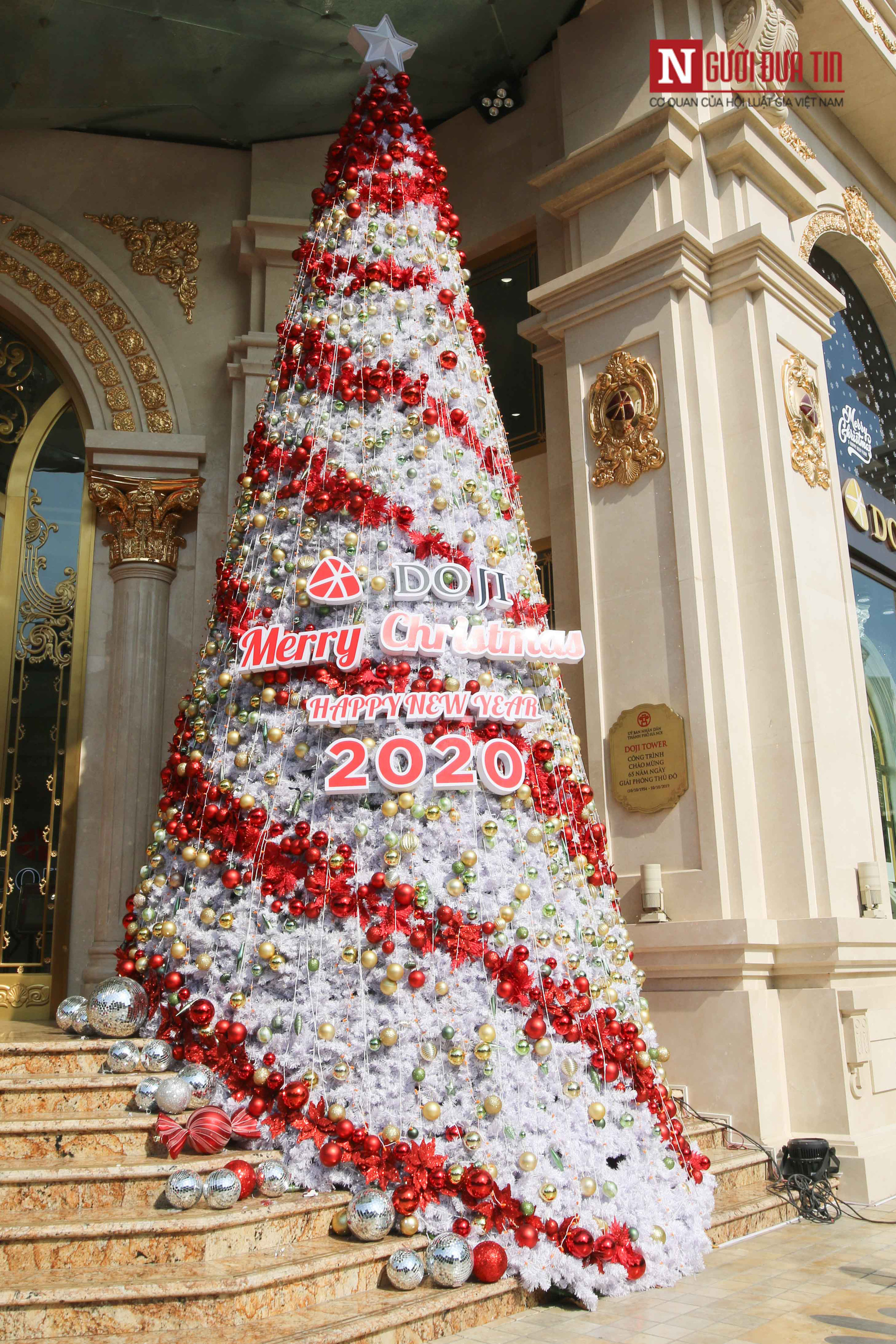 Chiêm ngưỡng những cây thông Noel khổng lồ tại Hà Nội - Ảnh 13. Chiêm ngưỡng những cây thông Noel khổng lồ tại Hà Nội - Ảnh 13.