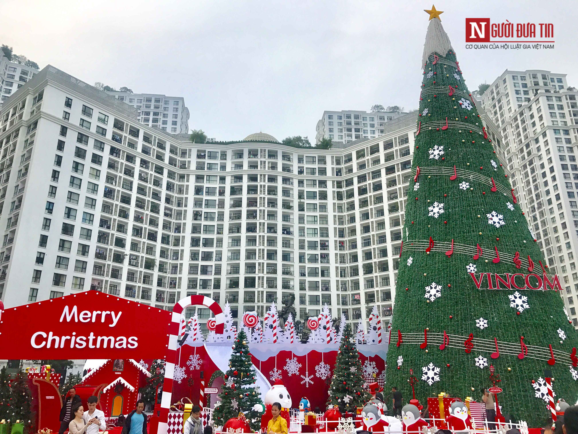 Chiêm ngưỡng những cây thông Noel khổng lồ tại Hà Nội - Ảnh 4. Chiêm ngưỡng những cây thông Noel khổng lồ tại Hà Nội - Ảnh 4.