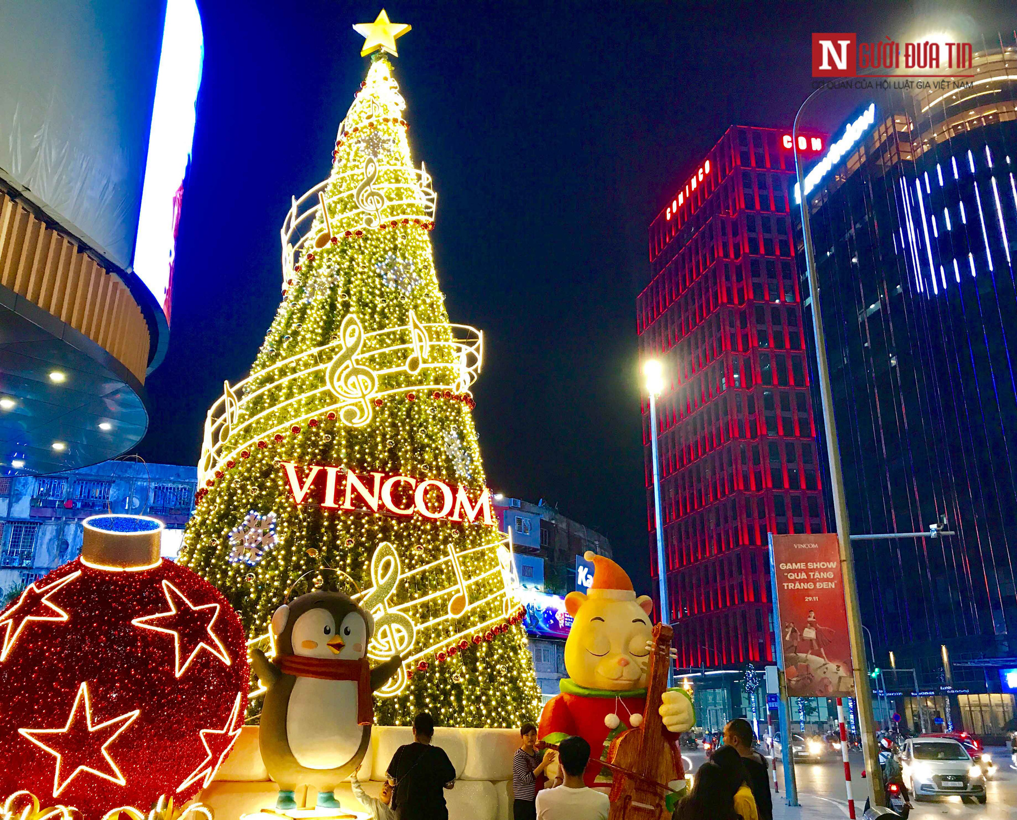 Chiêm ngưỡng những cây thông Noel khổng lồ tại Hà Nội - Ảnh 16. Chiêm ngưỡng những cây thông Noel khổng lồ tại Hà Nội - Ảnh 16.