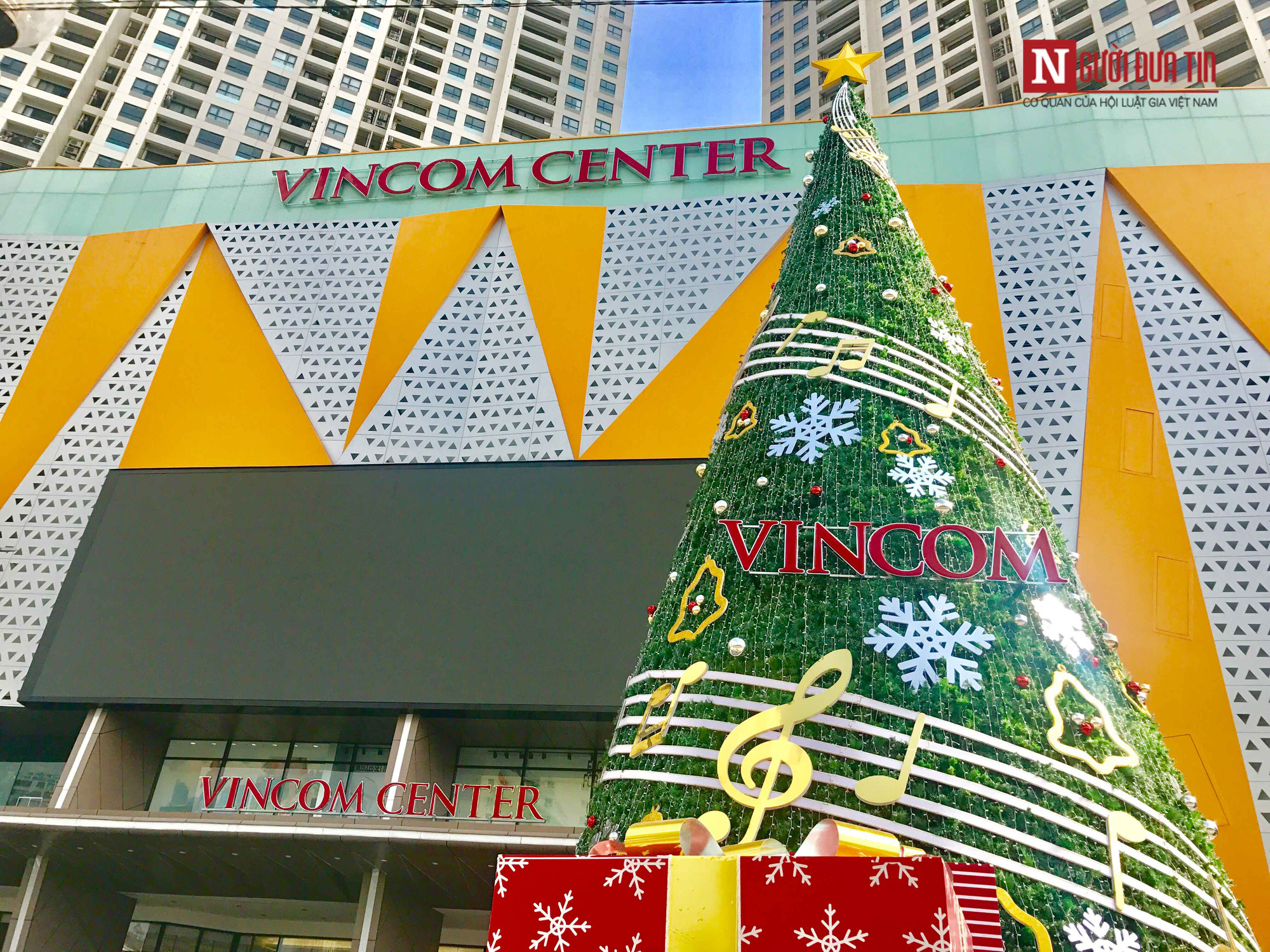Chiêm ngưỡng những cây thông Noel khổng lồ tại Hà Nội - Ảnh 7. Chiêm ngưỡng những cây thông Noel khổng lồ tại Hà Nội - Ảnh 7.