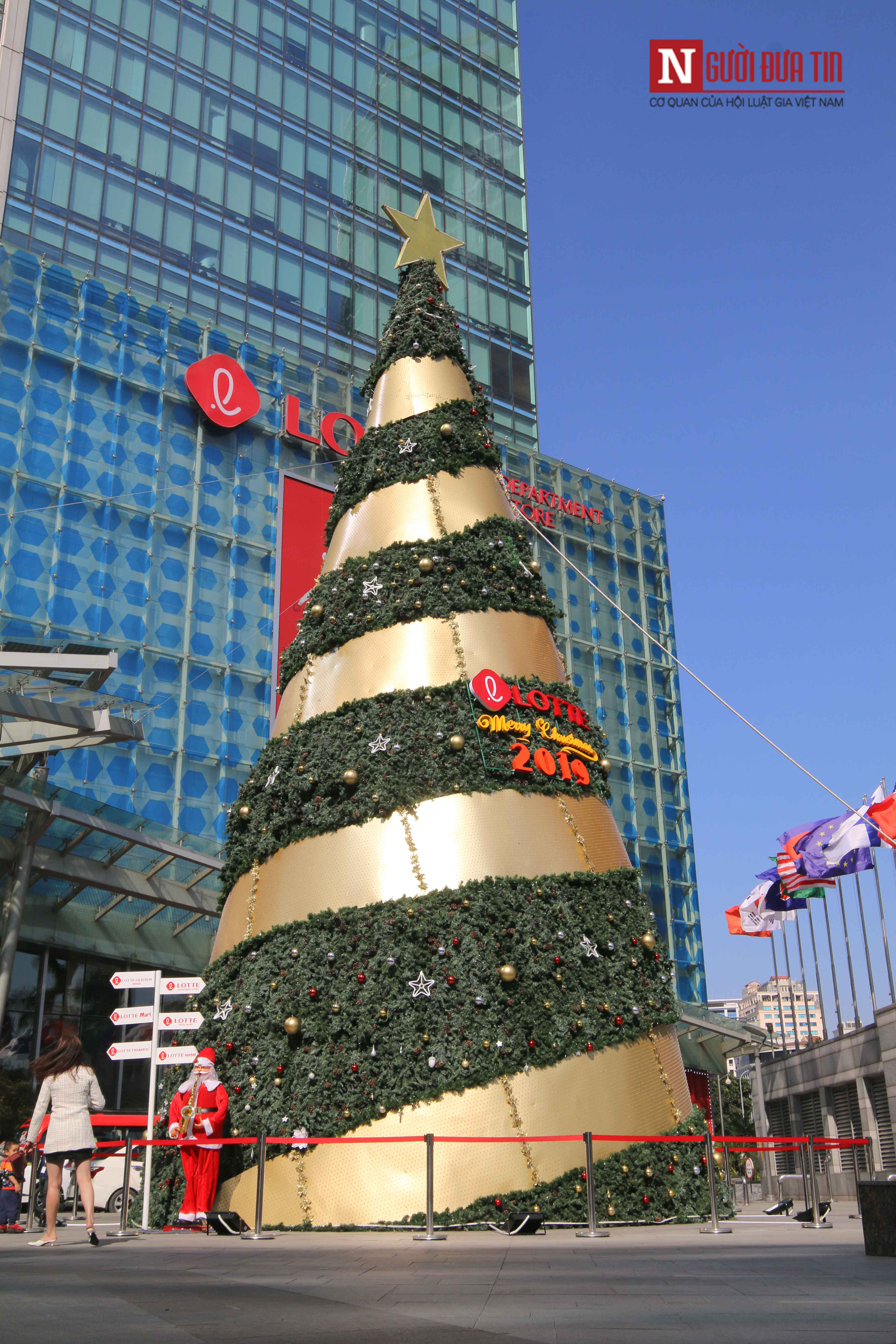 Chiêm ngưỡng những cây thông Noel khổng lồ tại Hà Nội - Ảnh 8. Chiêm ngưỡng những cây thông Noel khổng lồ tại Hà Nội - Ảnh 8.