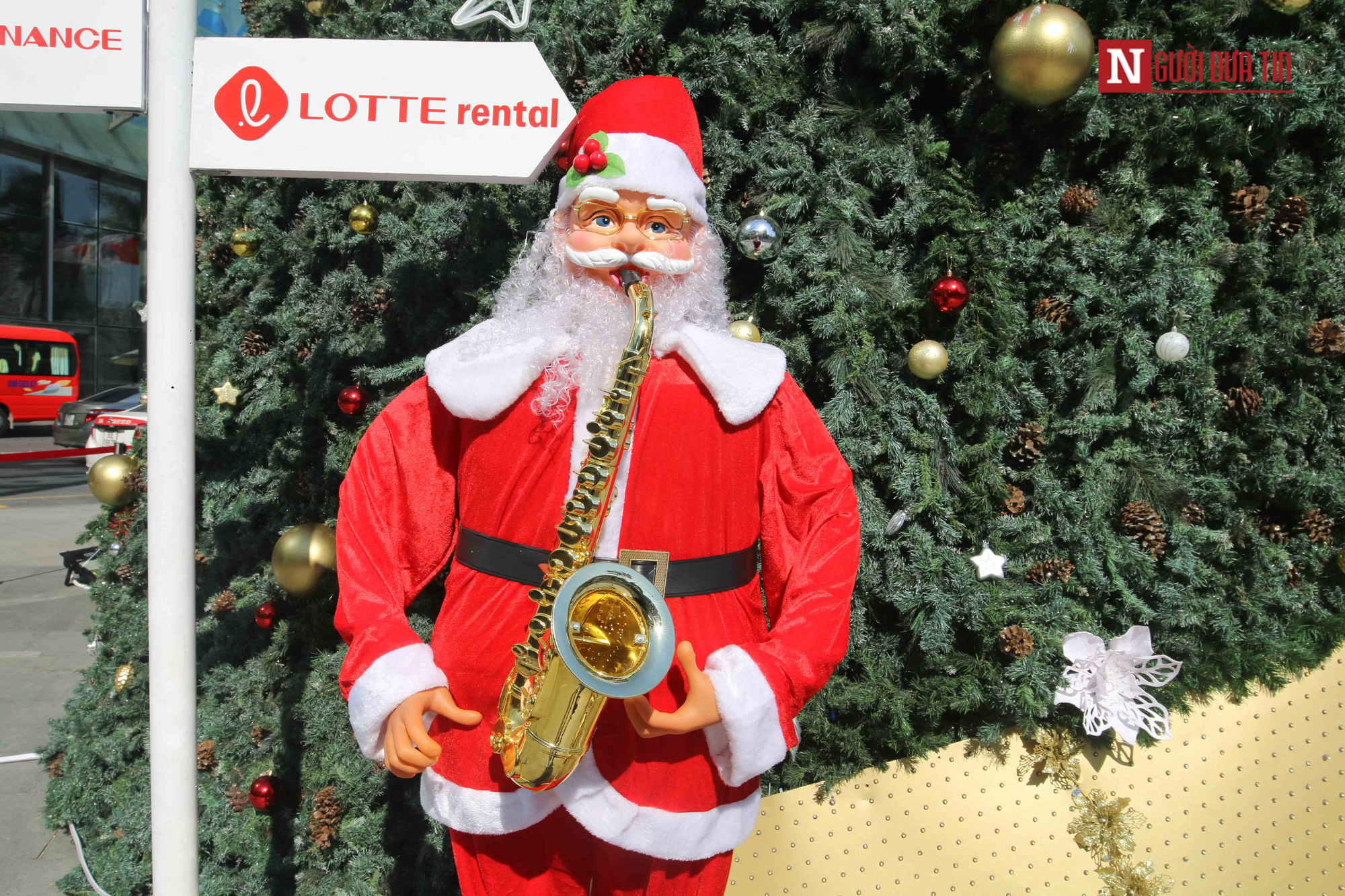 Chiêm ngưỡng những cây thông Noel khổng lồ tại Hà Nội - Ảnh 9. Chiêm ngưỡng những cây thông Noel khổng lồ tại Hà Nội - Ảnh 9.