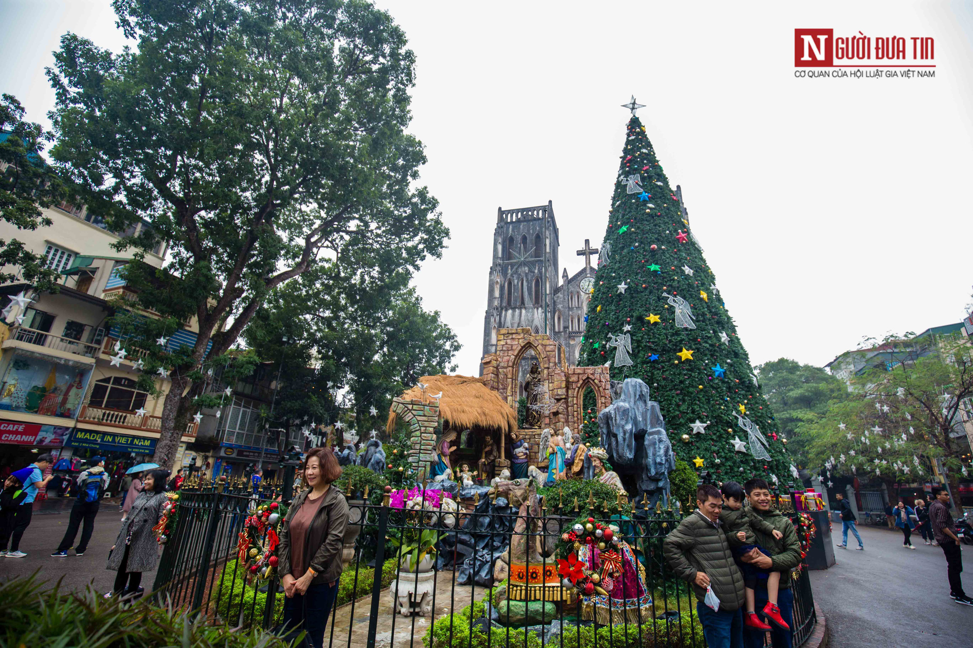 Chiêm ngưỡng những cây thông Noel khổng lồ tại Hà Nội - Ảnh 3. Chiêm ngưỡng những cây thông Noel khổng lồ tại Hà Nội - Ảnh 3.
