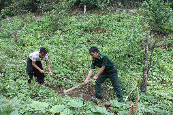 Thầy giáo trẻ mang quân hàm xanh dành cả thanh xuân gieo chữ vùng biên - Ảnh 2.