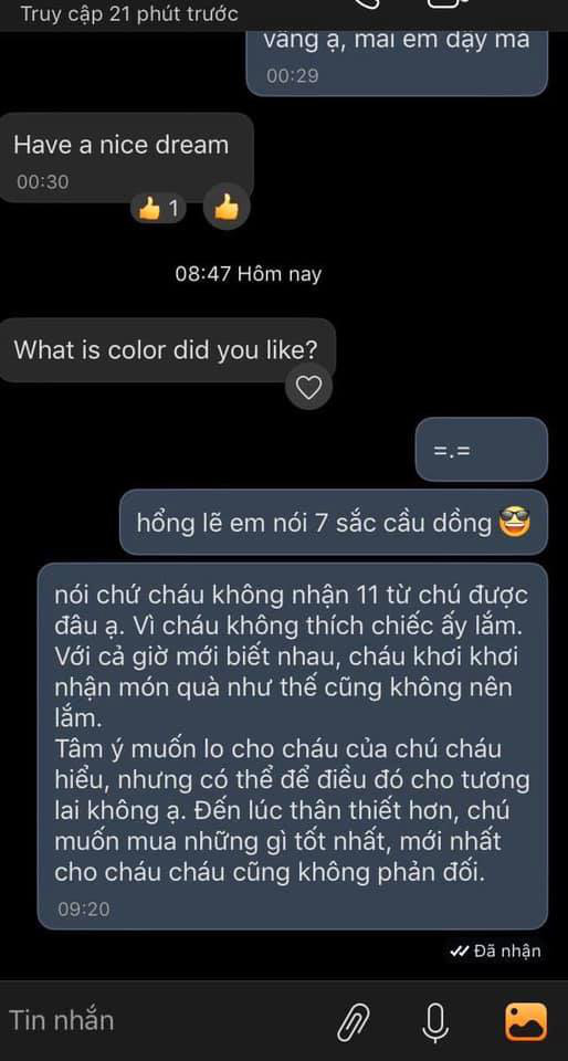 Cô nàng hí hửng khoe được &quot;ông chú&quot; quen qua Tinder tặng điện thoại gần 30 triệu, bị dân tình bóc mẽ tơi bời chỉ vì... lỗi sai chính tả - Ảnh 1.