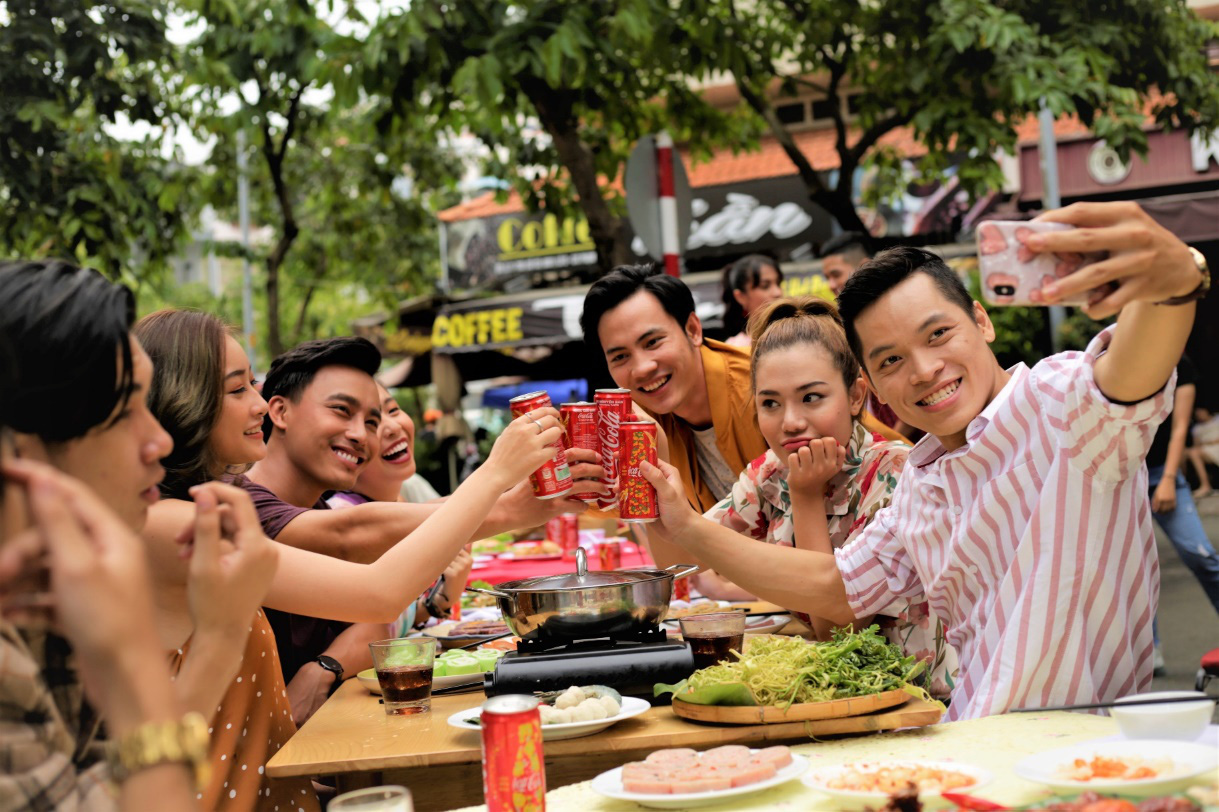 Kết th&acirc;n h&agrave;ng x&oacute;m, kết nối nh&agrave; nh&agrave; c&ugrave;ng b&agrave;n tiệc &ldquo;si&ecirc;u d&agrave;i&rdquo; dịp Tết n&agrave;y - Ảnh 2.