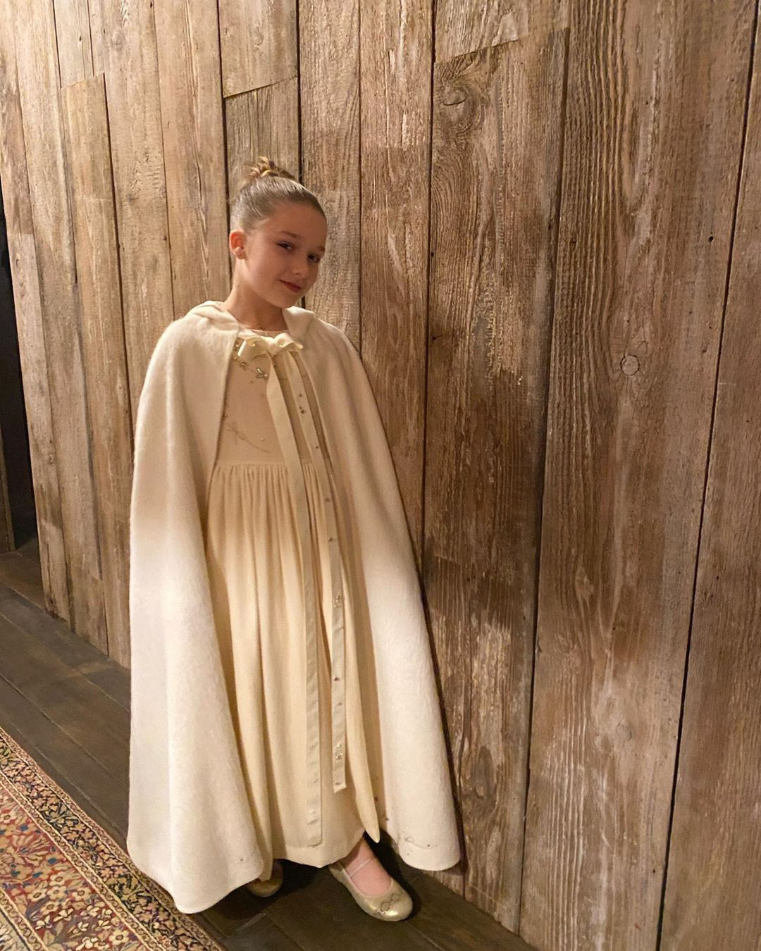 Đẳng cấp công chúa nhỏ nhà Beckham: Váy áo thiết kế riêng đã đành, đến chất liệu cũng phải trau chuốt tỉ mẩn - Ảnh 2.