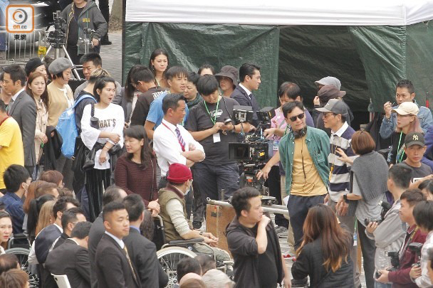 Giữa ồn ào TVB đuổi 1.000 người: Cổ Thiên Lạc - Tuyên Huyên về Hồng Kông quay phim, Huỳnh Tông Trạch ngồi xe lăn  - Ảnh 4.