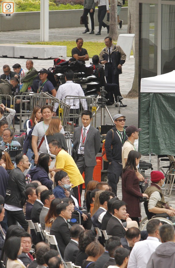 Giữa ồn ào TVB đuổi 1.000 người: Cổ Thiên Lạc - Tuyên Huyên về Hồng Kông quay phim, Huỳnh Tông Trạch ngồi xe lăn  - Ảnh 5.