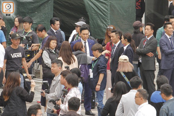 Giữa ồn ào TVB đuổi 1.000 người: Cổ Thiên Lạc - Tuyên Huyên về Hồng Kông quay phim, Huỳnh Tông Trạch ngồi xe lăn  - Ảnh 11.