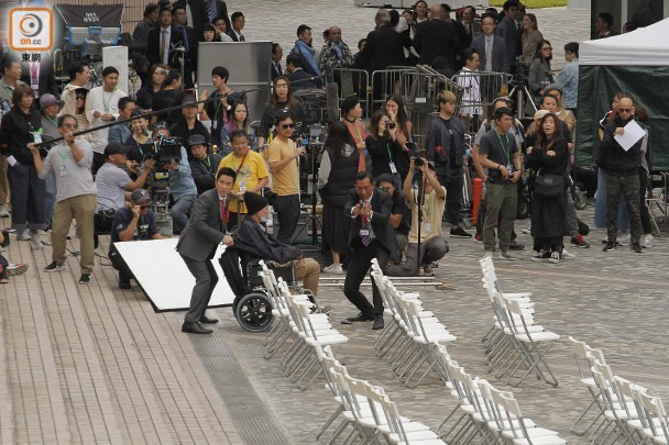Giữa ồn ào TVB đuổi 1.000 người: Cổ Thiên Lạc - Tuyên Huyên về Hồng Kông quay phim, Huỳnh Tông Trạch ngồi xe lăn  - Ảnh 9.