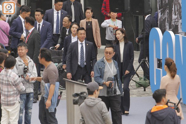 Giữa ồn ào TVB đuổi 1.000 người: Cổ Thiên Lạc - Tuyên Huyên về Hồng Kông quay phim, Huỳnh Tông Trạch ngồi xe lăn  - Ảnh 10.