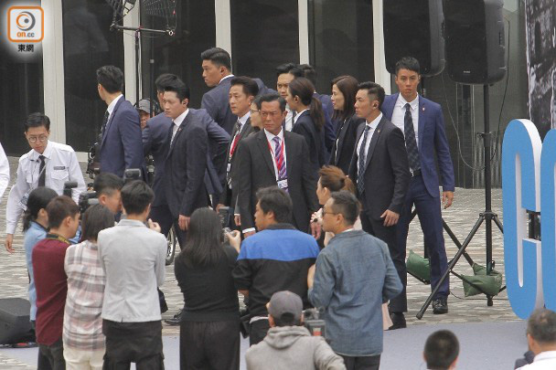 Giữa ồn ào TVB đuổi 1.000 người: Cổ Thiên Lạc - Tuyên Huyên về Hồng Kông quay phim, Huỳnh Tông Trạch ngồi xe lăn  - Ảnh 2.