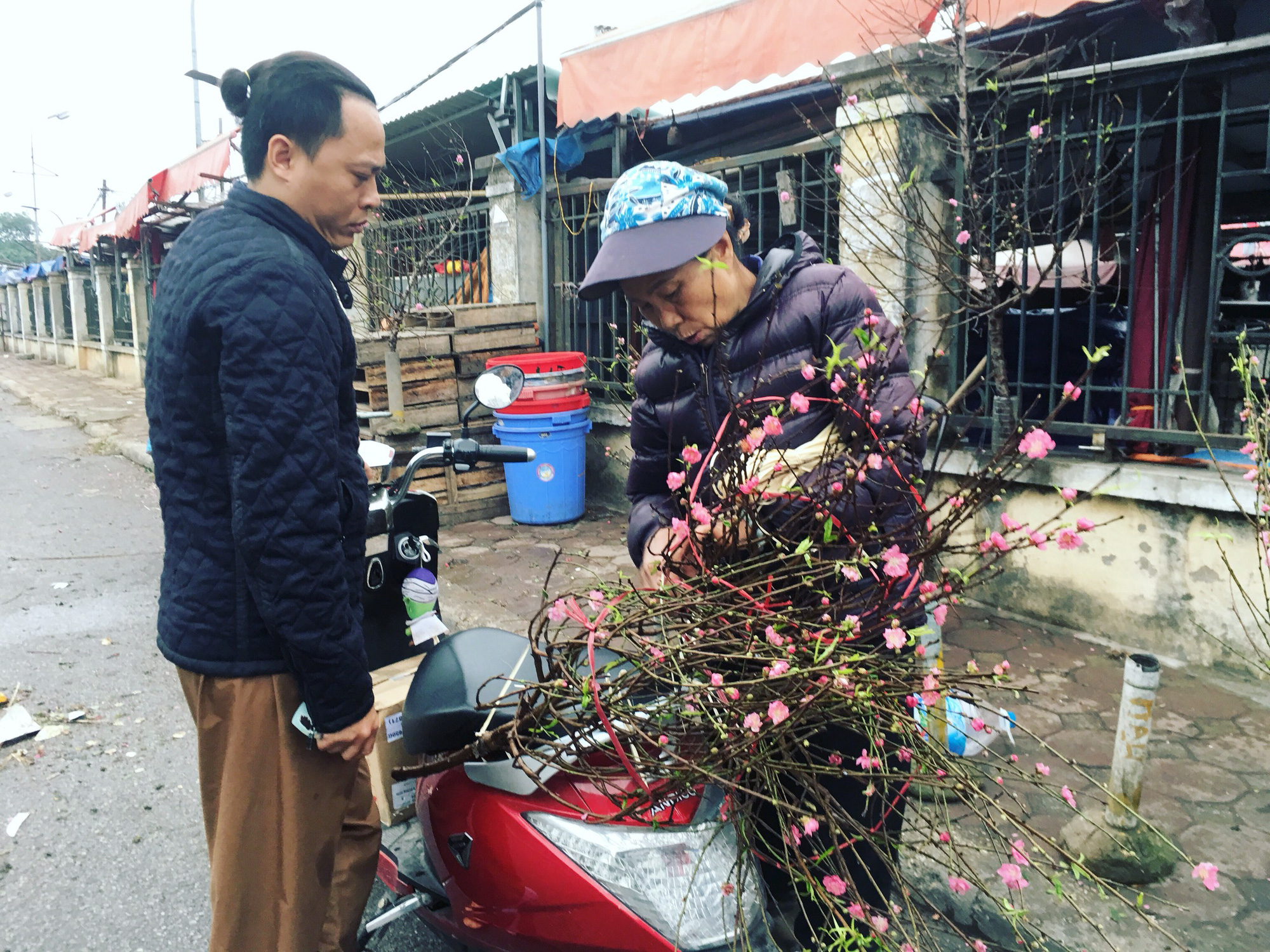 Chơi Tết sớm, một triệu đồng mua 1 cành đào nhỏ xinh - Ảnh 5.