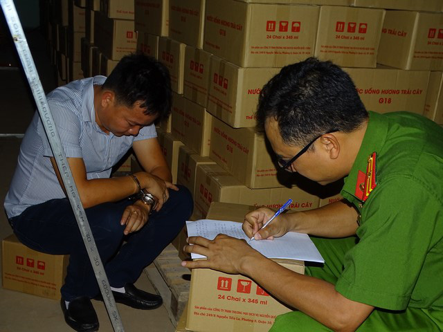 Công an 4 tỉnh phía Nam phối hợp kiểm tra, phát hiện hàng chục ngàn chai nước ngọt Number one nghi giả - Ảnh 2.