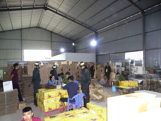 Công an 4 tỉnh phía Nam phối hợp kiểm tra, phát hiện hàng chục ngàn chai nước ngọt Number one nghi giả - Ảnh 1.