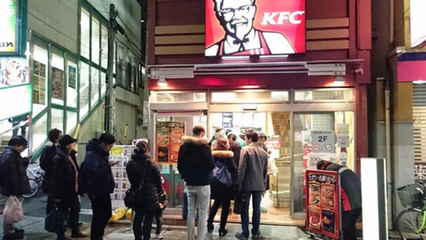 Tại sao người Nhật lại chuộng ăn KFC vào dịp Giáng sinh? Nhờ một sáng kiến đúng thời điểm từ hàng chục năm về trước - Ảnh 1.