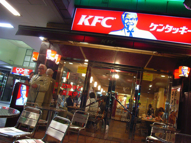 Tại sao người Nhật lại chuộng ăn KFC vào dịp Giáng sinh? Nhờ một sáng kiến đúng thời điểm từ hàng chục năm về trước - Ảnh 2.