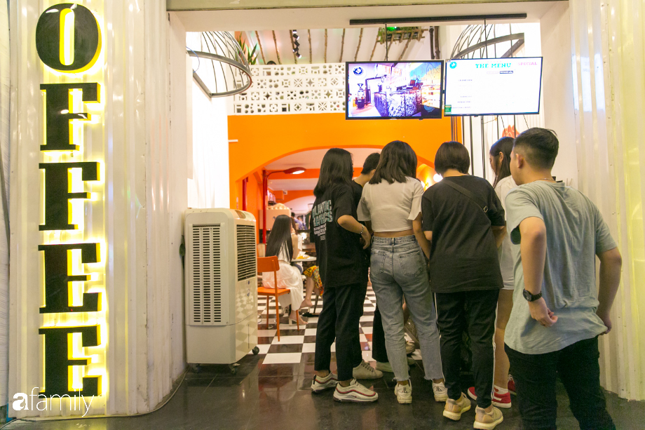 Cực khó hiểu quán cà phê lề đường bỗng nhiên trở thành cơn sốt ở Sài Gòn, mỗi đêm có hàng trăm người kéo tới ngồi "xếp lớp" kéo dài đến hàng chục mét!? - Ảnh 2. Cực khó hiểu quán cà phê lề đường bỗng nhiên trở thành cơn sốt ở Sài Gòn, mỗi đêm có hàng trăm người kéo tới ngồi "xếp lớp" kéo dài đến hàng chục mét!? - Ảnh 2.