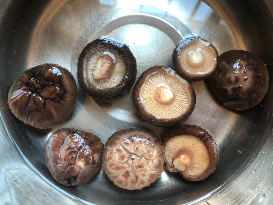 Tận dụng cơm nguội nấu m&oacute;n ch&aacute;o nấm n&oacute;ng hổi cho bữa s&aacute;ng - Ảnh 1.