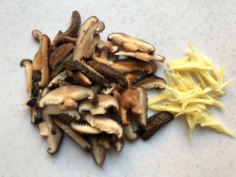 Tận dụng cơm nguội nấu m&oacute;n ch&aacute;o nấm n&oacute;ng hổi cho bữa s&aacute;ng - Ảnh 2.