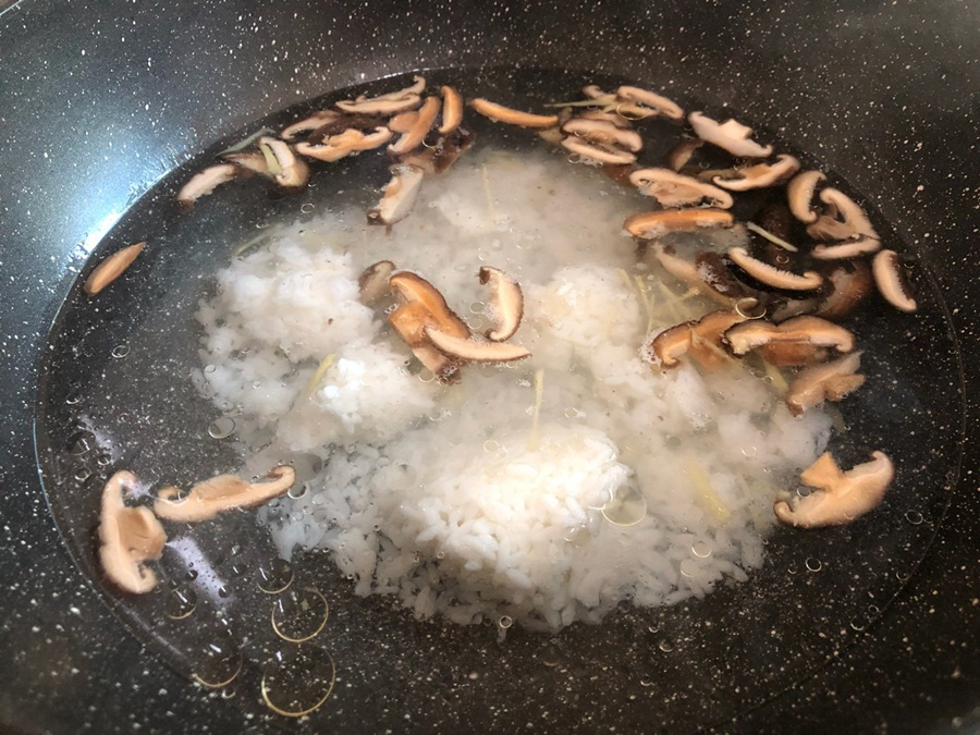 Tận dụng cơm nguội nấu m&oacute;n ch&aacute;o nấm n&oacute;ng hổi cho bữa s&aacute;ng - Ảnh 4.